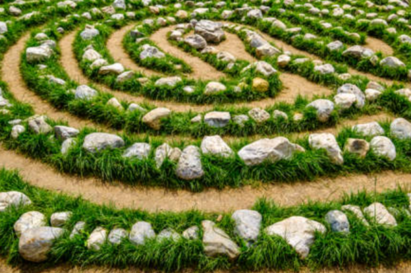 Taman Berbentuk Labirin Batu